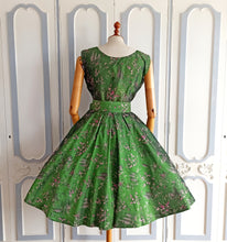 Carica l&#39;immagine nel visualizzatore di Gallery, 1950s - Exquisite Wild Silk Landscape Novelty Print Dress - W31 (78cm)
