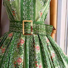 Cargar imagen en el visor de la galería, 1950s 1960s - Adorable Green Floral Cotton Dress - W31.5 (80cm)
