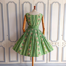 Laden Sie das Bild in den Galerie-Viewer, 1950s 1960s - Adorable Green Floral Cotton Dress - W31.5 (80cm)
