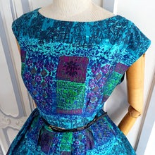 Laden Sie das Bild in den Galerie-Viewer, 1950s - Fabulous Novelty Print Silky Cotton Dress - W31 (78cm)
