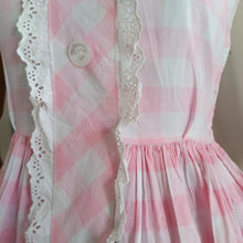 Charger l&#39;image dans la galerie, 1950s  1960s - Adorable Pink Plaid Cotton Lace Dress - W27 (68cm)
