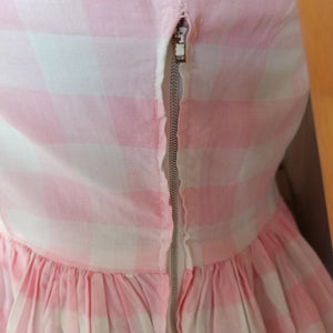 1950s  1960s - Adorable Pink Plaid Cotton Lace Dress - W27 (68cm)
