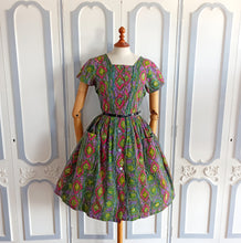 Laden Sie das Bild in den Galerie-Viewer, 1950s 1960s - Gorgeous Green Abstract Pockets Dress - W31 (78cm)
