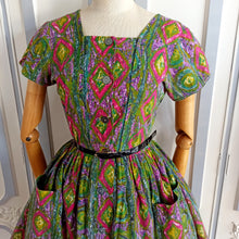 Load image into Gallery viewer, 1950s 1960s - Gorgeous Green Abstract Pockets Dress - W31 (78cm)
