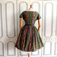 Laden Sie das Bild in den Galerie-Viewer, 1950s 1960s - Gorgeous Green Abstract Pockets Dress - W31 (78cm)
