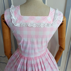 1950s  1960s - Adorable Pink Plaid Cotton Lace Dress - W27 (68cm)