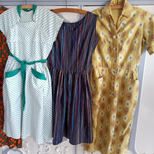 Laden Sie das Bild in den Galerie-Viewer, 1940s 1950s - JOBLOT x 5 Beautiful Dresses!

