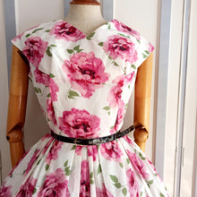 Charger l&#39;image dans la galerie, 1950s - Spectacular Roses Shawl Collar Dress - W28 (72cm)
