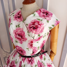 Laden Sie das Bild in den Galerie-Viewer, 1950s - Spectacular Roses Shawl Collar Dress - W28 (72cm)
