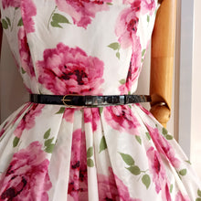 Laden Sie das Bild in den Galerie-Viewer, 1950s - Spectacular Roses Shawl Collar Dress - W28 (72cm)
