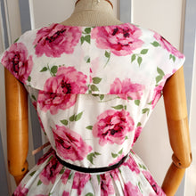 Charger l&#39;image dans la galerie, 1950s - Spectacular Roses Shawl Collar Dress - W28 (72cm)
