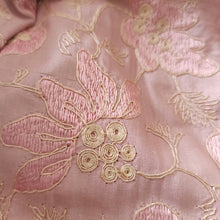 Charger l&#39;image dans la galerie, 1940s 1950s - Unique Hand Embroidered Silk Antique Pink Dress - W24 (60cm)
