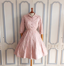 Cargar imagen en el visor de la galería, 1940s 1950s - Unique Hand Embroidered Silk Antique Pink Dress - W24 (60cm)
