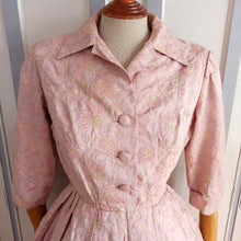 Carica l&#39;immagine nel visualizzatore di Gallery, 1940s 1950s - Unique Hand Embroidered Silk Antique Pink Dress - W24 (60cm)
