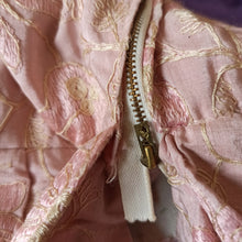 Laden Sie das Bild in den Galerie-Viewer, 1940s 1950s - Unique Hand Embroidered Silk Antique Pink Dress - W24 (60cm)
