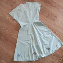 Carica l&#39;immagine nel visualizzatore di Gallery, 1940s - Adorable Mint Green Embroidery Linen Dress - W27.5 (70cm)
