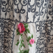 Laden Sie das Bild in den Galerie-Viewer, 1950s 1960s - Stunning Rosegarden Cotton Skirt - W27.5 (70cm)
