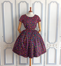 Laden Sie das Bild in den Galerie-Viewer, 1950s 1960s - ASTOR, France - Stunning Colors Abstrack Silk Dress - W27.5 (70cm)
