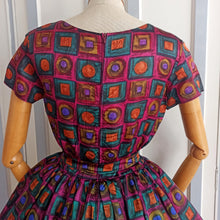 Laden Sie das Bild in den Galerie-Viewer, 1950s 1960s - ASTOR, France - Stunning Colors Abstrack Silk Dress - W27.5 (70cm)
