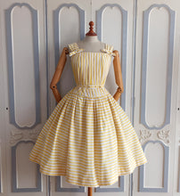 Cargar imagen en el visor de la galería, 1940s 1950s - Sous le Signe, Paris - The Most Adorable Yellow Sriped Dress - W31 (80cm)
