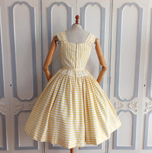 Laden Sie das Bild in den Galerie-Viewer, 1940s 1950s - Sous le Signe, Paris - The Most Adorable Yellow Sriped Dress - W31 (80cm)
