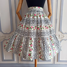 Cargar imagen en el visor de la galería, 1950s 1960s - Stunning Rosegarden Cotton Skirt - W27.5 (70cm)
