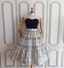 Laden Sie das Bild in den Galerie-Viewer, 1950s 1960s - Stunning Rosegarden Cotton Skirt - W27.5 (70cm)
