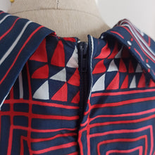 Laden Sie das Bild in den Galerie-Viewer, 1970s Does 1950s - PARIS -  Amazing Geometric Pockets Dress - W28 (72cm)
