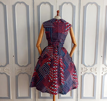 Laden Sie das Bild in den Galerie-Viewer, 1970s Does 1950s - PARIS -  Amazing Geometric Pockets Dress - W28 (72cm)
