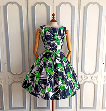 Charger l&#39;image dans la galerie, 1950s 1960s - Stunning Green Floral Abstact Bolero + Dress - W24/25 (64/66cm)
