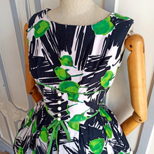 Laden Sie das Bild in den Galerie-Viewer, 1950s 1960s - Stunning Green Floral Abstact Bolero + Dress - W24/25 (64/66cm)
