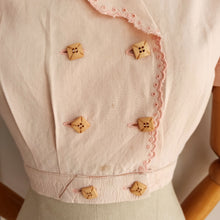Laden Sie das Bild in den Galerie-Viewer, 1930s - Adorable Pink Puff Shoulders Linen Blouse - XS/S
