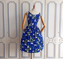 Cargar imagen en el visor de la galería, 1950s 1960s - Gorgeous Blue Floral Day Dress - W26 (66cm)
