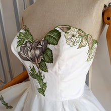 Laden Sie das Bild in den Galerie-Viewer, 1950s - Thún, Switzerland - Collector Heart Neckline Novelty Embroidery Bolero Dress - W28 (72cm)
