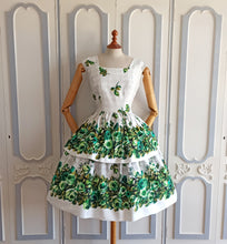 Laden Sie das Bild in den Galerie-Viewer, 1950s - Stunning Green Roses Print Silky Cotton Dress - W30 (76cm)
