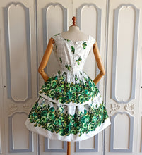 Laden Sie das Bild in den Galerie-Viewer, 1950s - Stunning Green Roses Print Silky Cotton Dress - W30 (76cm)
