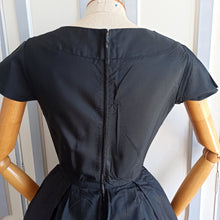 Laden Sie das Bild in den Galerie-Viewer, 1950s - Exquisite Elegant Black Satin Dress - W25/26 (64/66cm)
