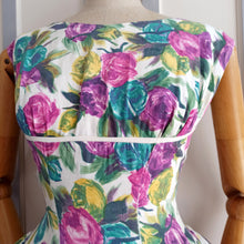 Laden Sie das Bild in den Galerie-Viewer, 1950s 1960s - Stunning Roses Print Dress - W30 (76cm)
