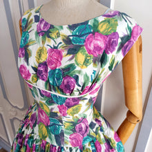 Cargar imagen en el visor de la galería, 1950s 1960s - Stunning Roses Print Dress - W30 (76cm)

