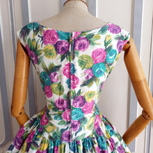 Cargar imagen en el visor de la galería, 1950s 1960s - Stunning Roses Print Dress - W30 (76cm)
