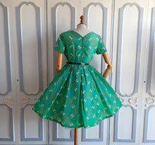 Laden Sie das Bild in den Galerie-Viewer, 1950s 1960s - Gorgeous Green Textured Nylon Dress - W28 (72cm)
