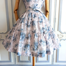 Laden Sie das Bild in den Galerie-Viewer, 1940s 1950s - Adorable Pink Pale Floral Belted Dress - W29 (74cm)
