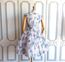 Laden Sie das Bild in den Galerie-Viewer, 1940s 1950s - Adorable Pink Pale Floral Belted Dress - W29 (74cm)
