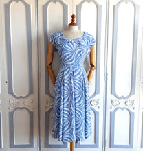 Cargar imagen en el visor de la galería, 1940s - Stunning Organic Print Rayon Silk Dress - W29 (74cm)
