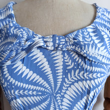 Laden Sie das Bild in den Galerie-Viewer, 1940s - Stunning Organic Print Rayon Silk Dress - W29 (74cm)
