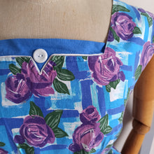 Cargar imagen en el visor de la galería, 1950s 1960s - NORDLAND - Gorgeous Purple Rose Print Dress - W31 (80cm)
