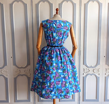 Laden Sie das Bild in den Galerie-Viewer, 1950s 1960s - NORDLAND - Gorgeous Purple Rose Print Dress - W31 (80cm)
