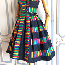 Laden Sie das Bild in den Galerie-Viewer, 1950s - Rare &amp; Stunning Color Print Black Dress - W26/27 (66/68cm)
