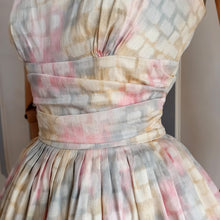 Laden Sie das Bild in den Galerie-Viewer, 1950s 1960s - Gorgeous Pastel Colors Textured Cotton Dress - W27.5 (70cm)
