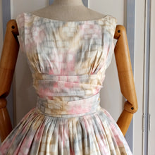 Cargar imagen en el visor de la galería, 1950s 1960s - Gorgeous Pastel Colors Textured Cotton Dress - W27.5 (70cm)
